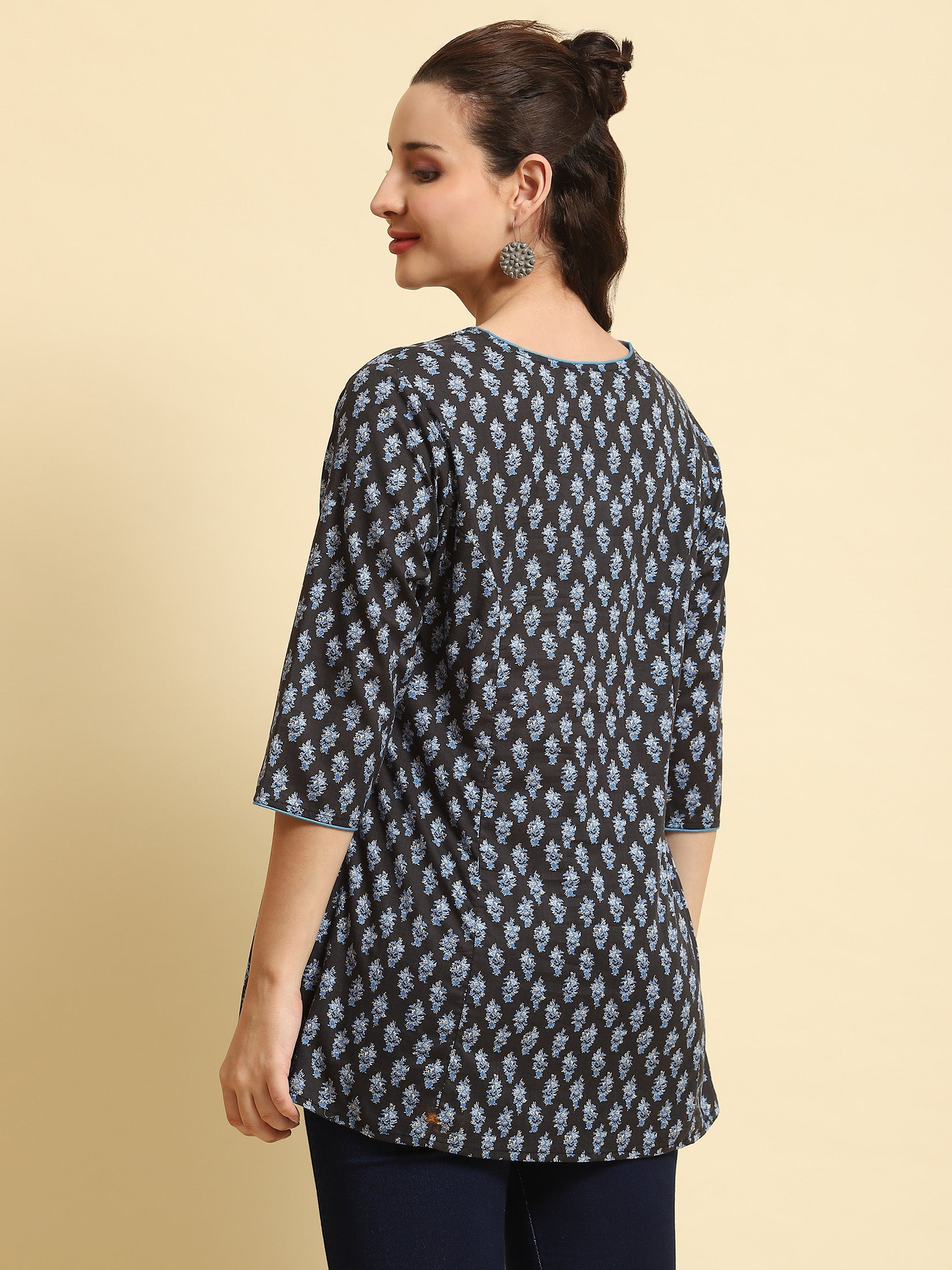 Women Black Floral Printed Tunic - Image 2
