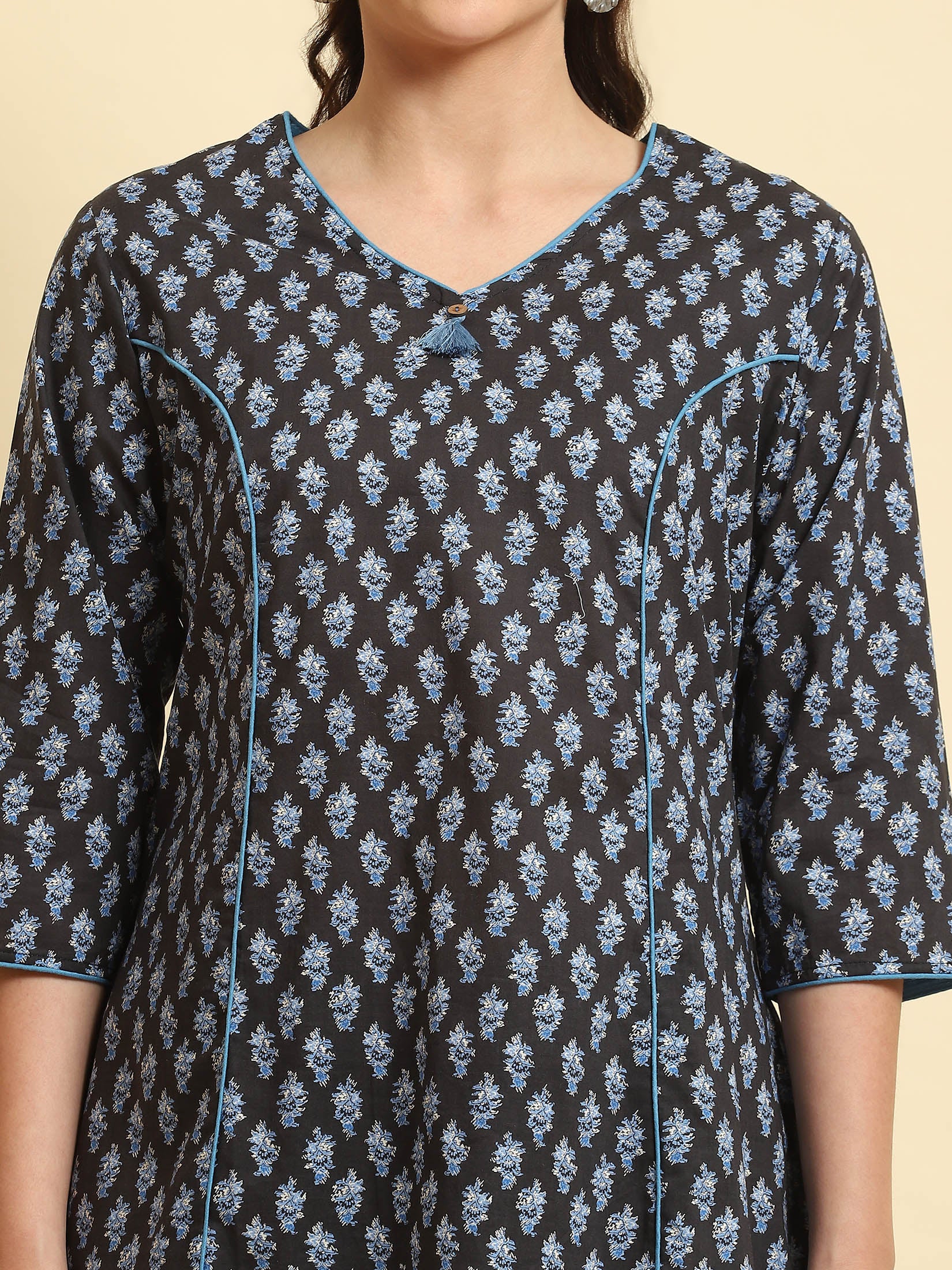 Women Black Floral Printed Tunic - Image 6