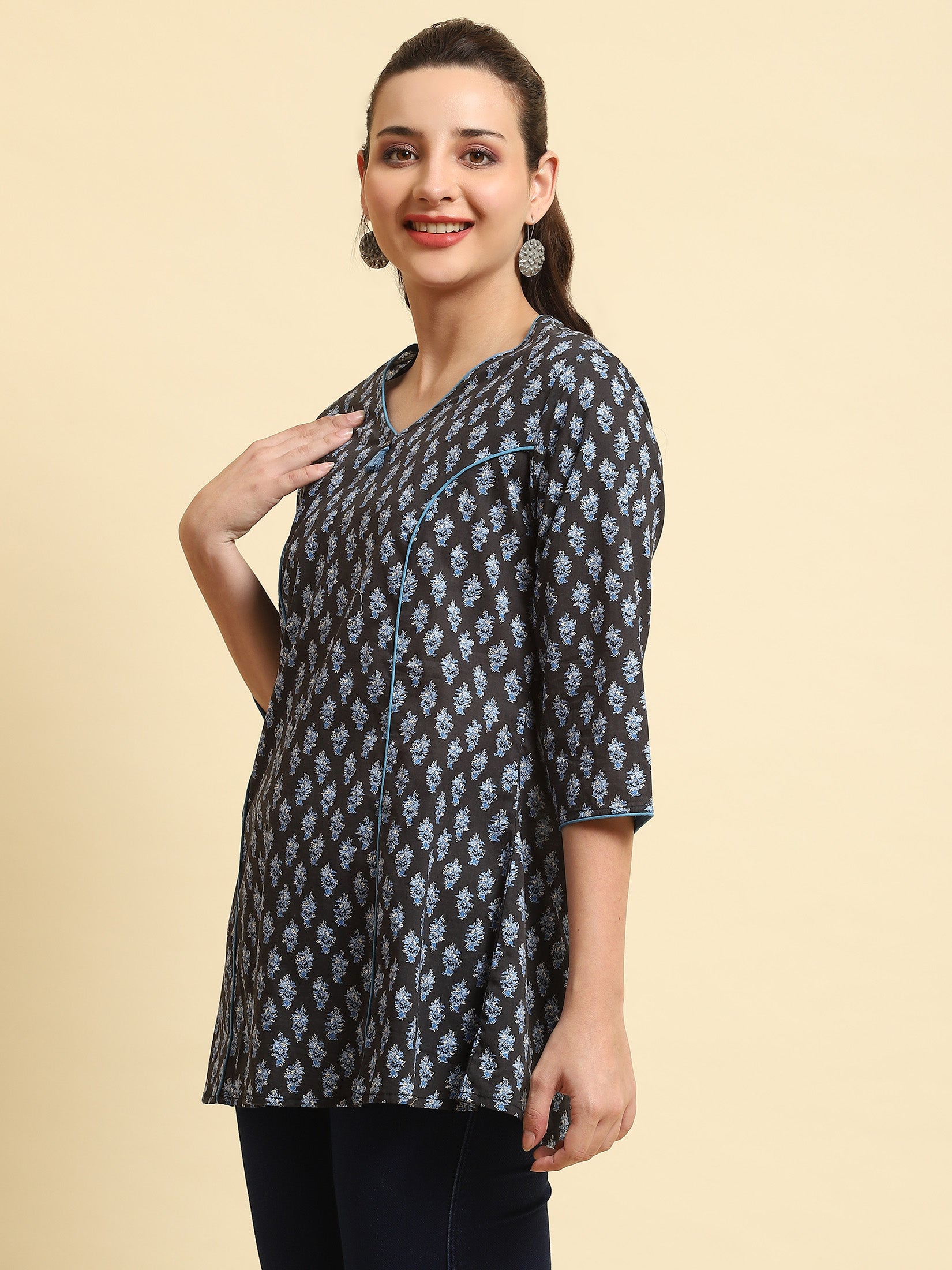 Women Black Floral Printed Tunic - Image 3