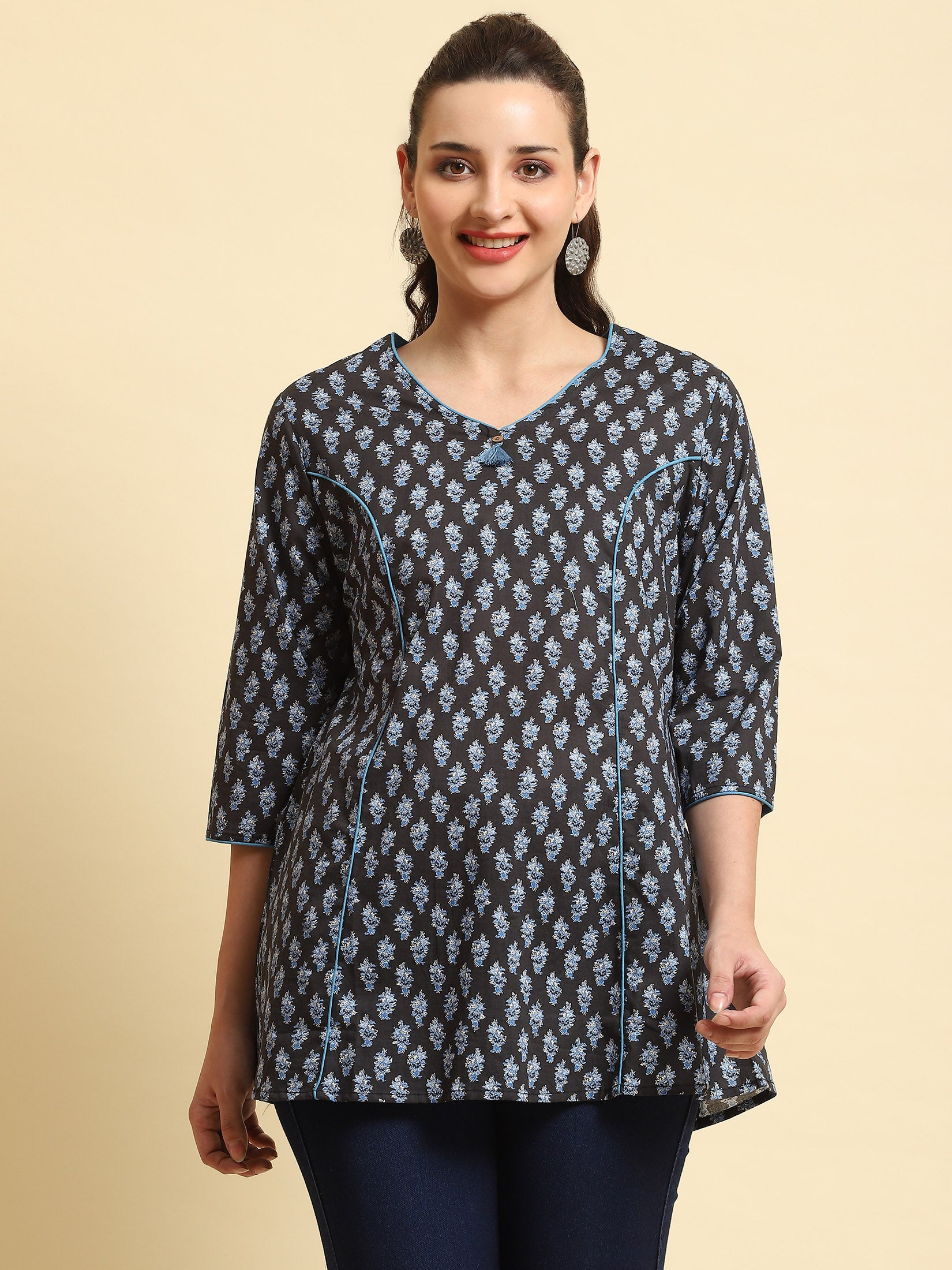 Women Black Floral Printed Tunic - Image 5