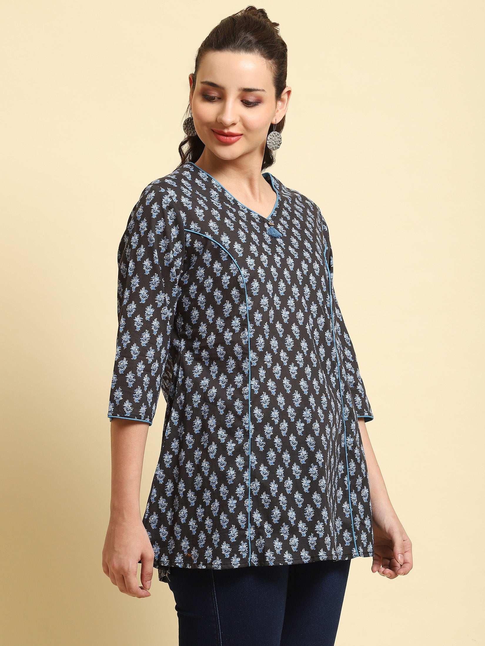 Women Black Floral Printed Tunic - Image 4