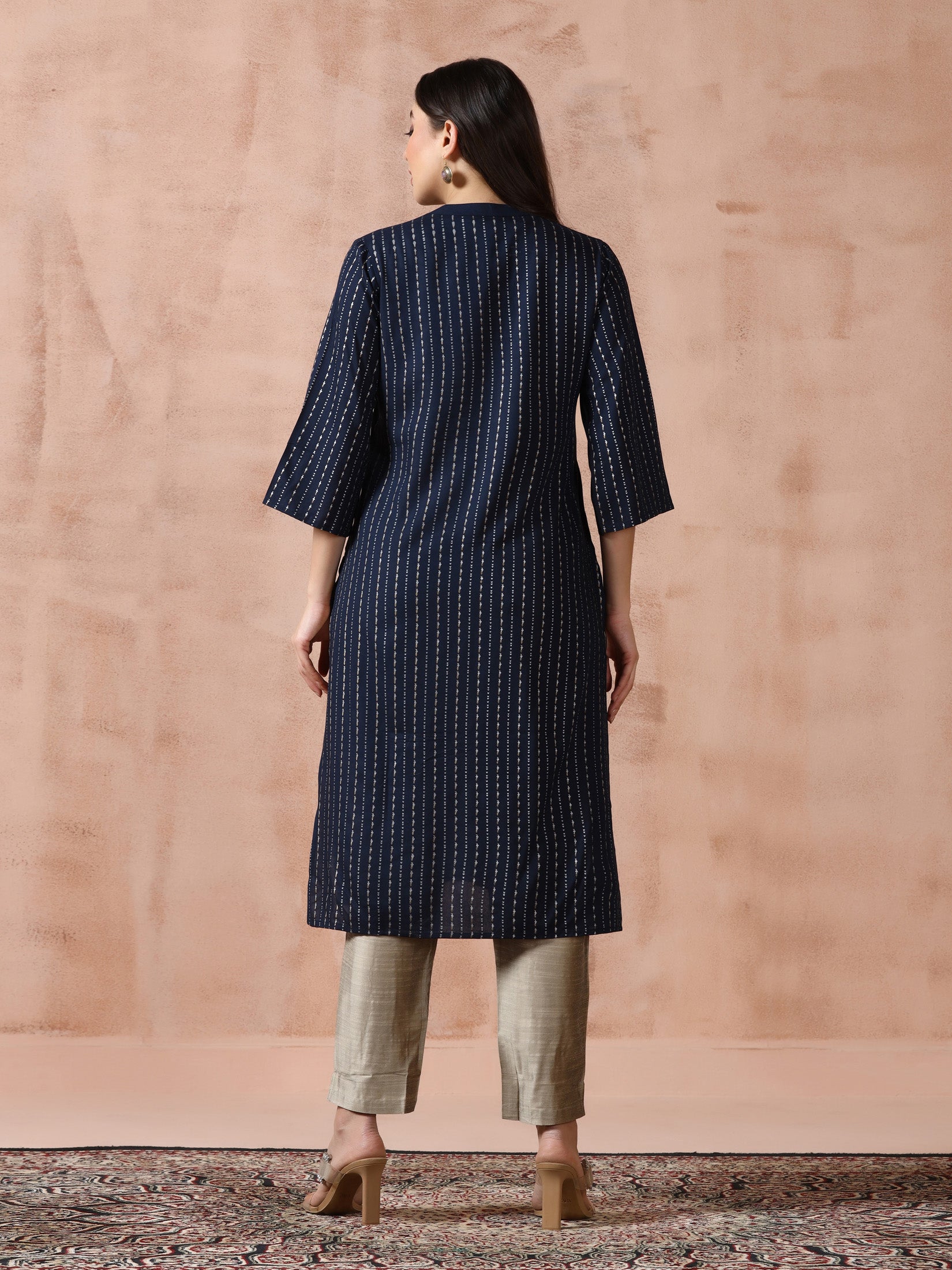 Women Liva Navy Blue Placement Print Kurta - Image 2