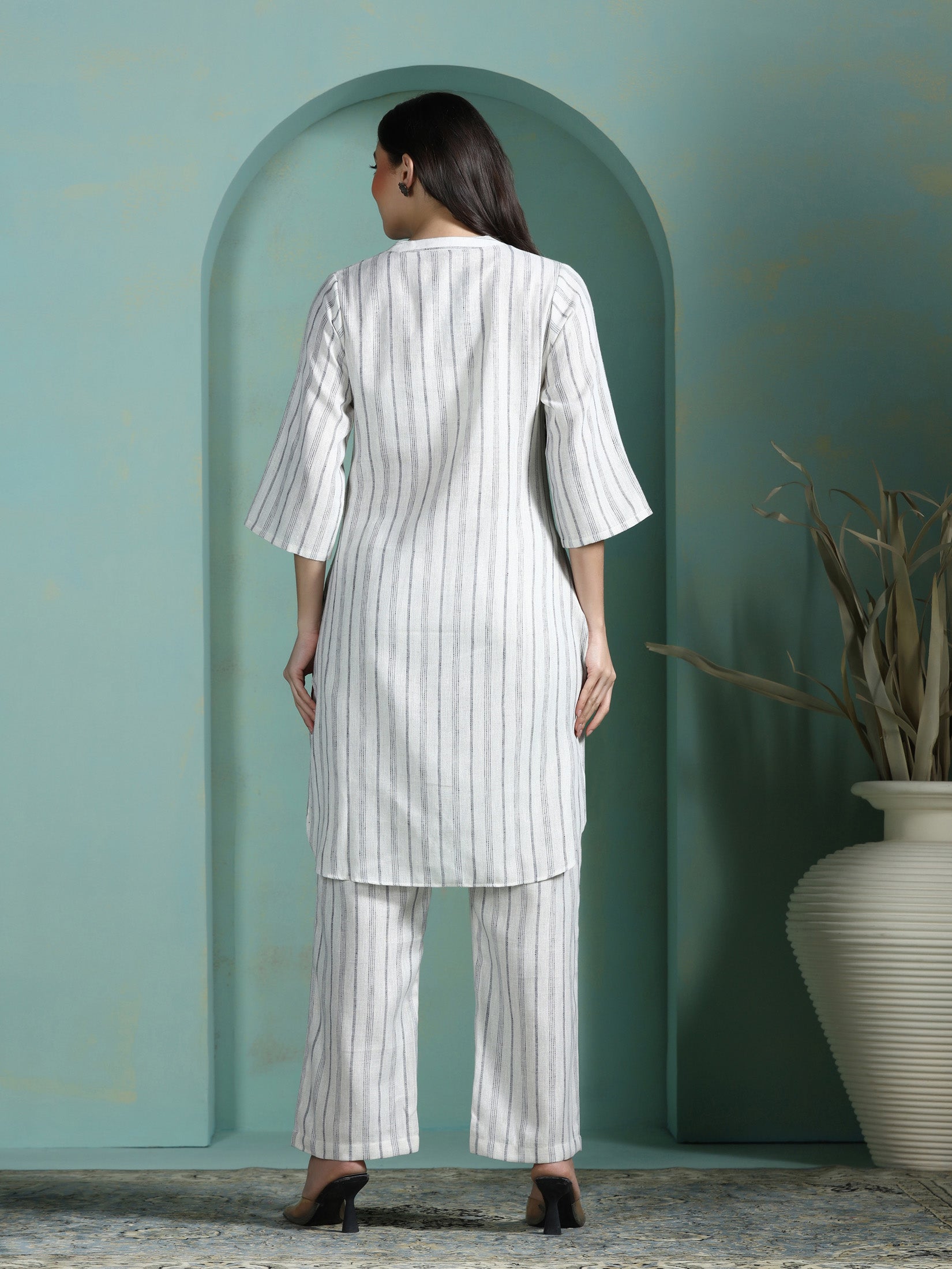 Women Linen Off White Yarn Dyed Kurta With Comfort Pant - Image 2