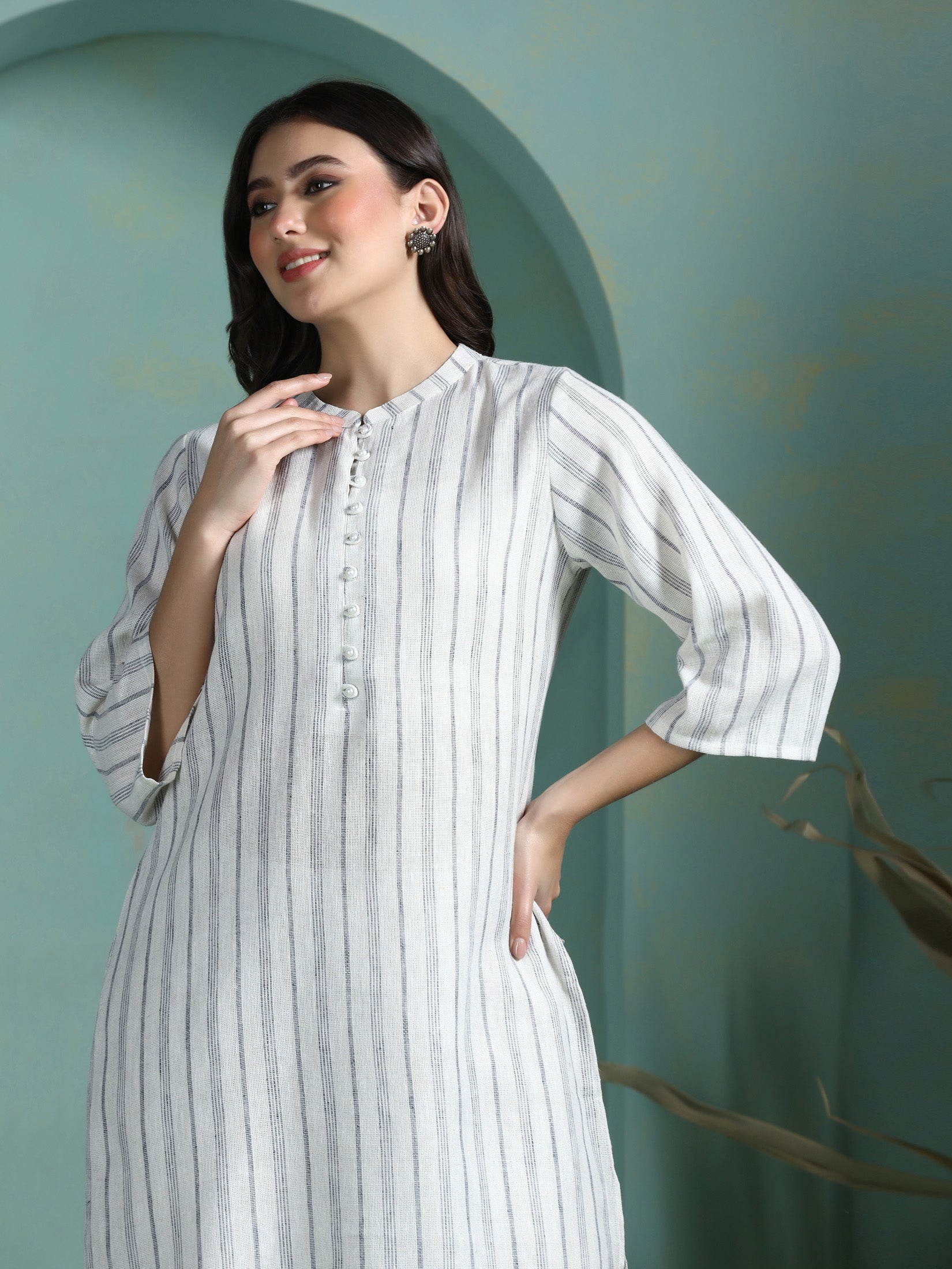 Women Linen Off White Yarn Dyed Kurta With Comfort Pant - Image 8