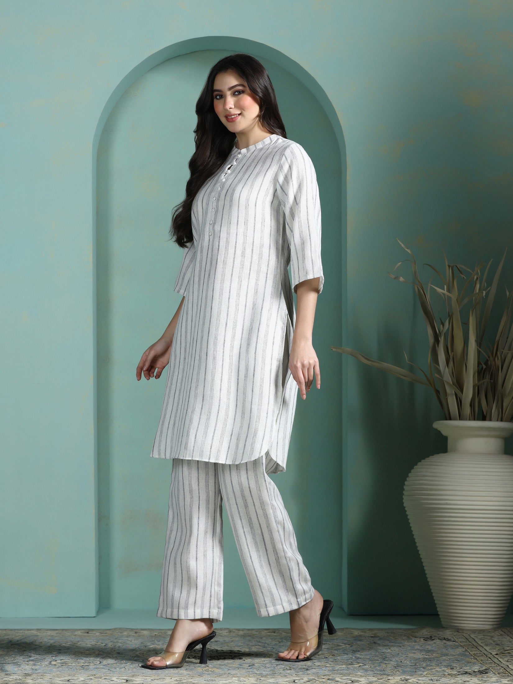 Women Linen Off White Yarn Dyed Kurta With Comfort Pant - Image 3