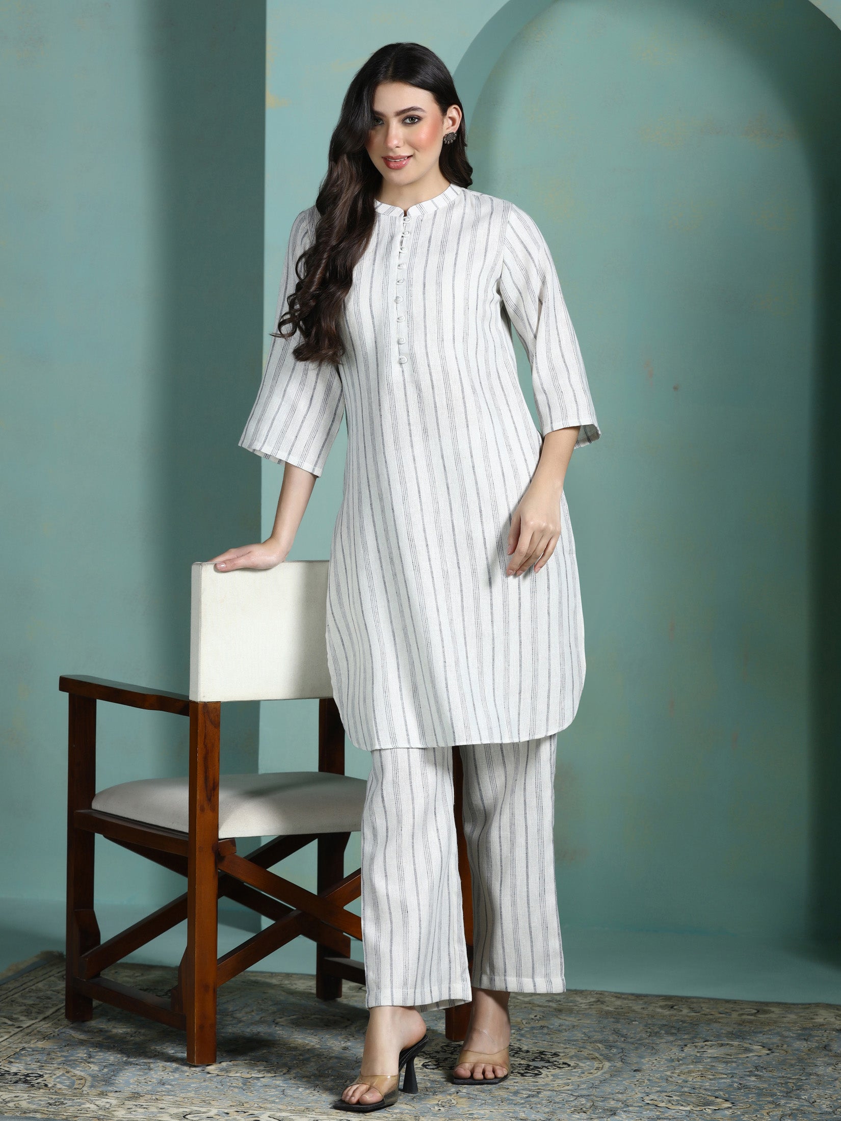 Women Linen Off White Yarn Dyed Kurta With Comfort Pant - Image 5