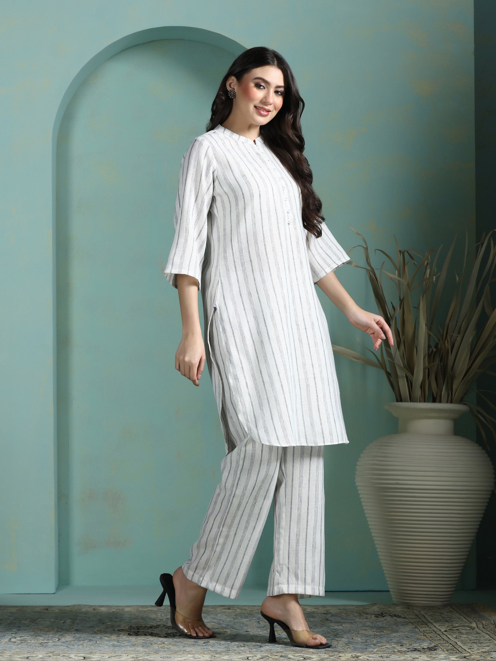 Women Linen Off White Yarn Dyed Kurta With Comfort Pant - Image 4